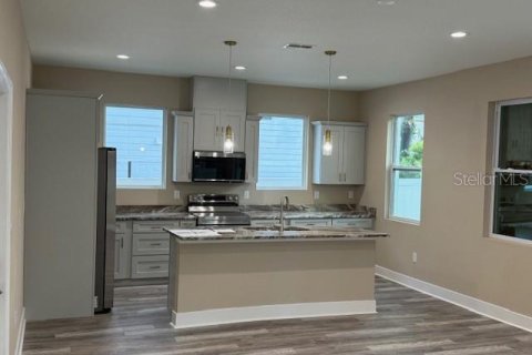 Propiedad comercial en venta en Tampa, Florida, 6 dormitorios, 353.03 m2 № 2222278 - foto 6
