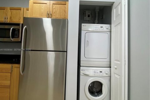 Apartment in Sweetwater, Florida 2 bedrooms № 1994286 - photo 11