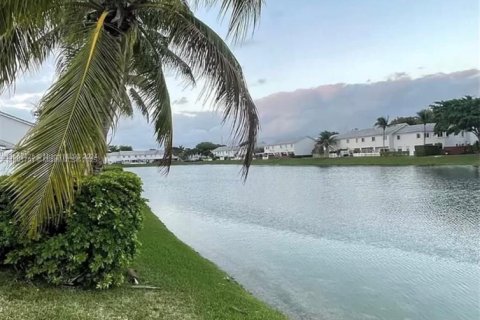 Townhouse in Miami, Florida 3 bedrooms, 106.84 sq.m. № 1945777 - photo 2