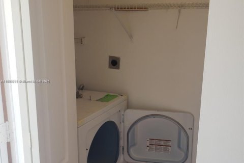 Townhouse in Miami, Florida 3 bedrooms, 106.84 sq.m. № 1945777 - photo 13