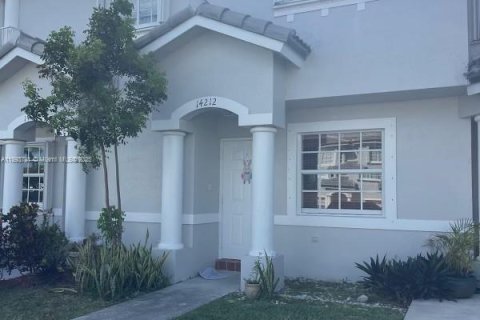 Townhouse in Miami, Florida 3 bedrooms, 106.84 sq.m. № 1945777 - photo 1