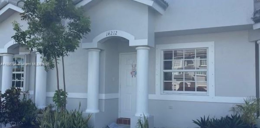 Townhouse in Miami, Florida 3 bedrooms, 106.84 sq.m. № 1945777