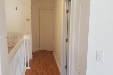 Townhouse in Miami, Florida 3 bedrooms, 106.84 sq.m. № 1945777 - photo 14