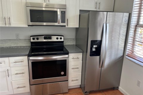 Townhouse in Miami, Florida 3 bedrooms, 106.84 sq.m. № 1945777 - photo 5