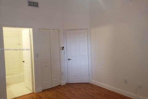 Townhouse in Miami, Florida 3 bedrooms, 106.84 sq.m. № 1945777 - photo 15