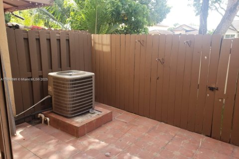 Townhouse in Miami, Florida 3 bedrooms, 106.84 sq.m. № 1945777 - photo 11