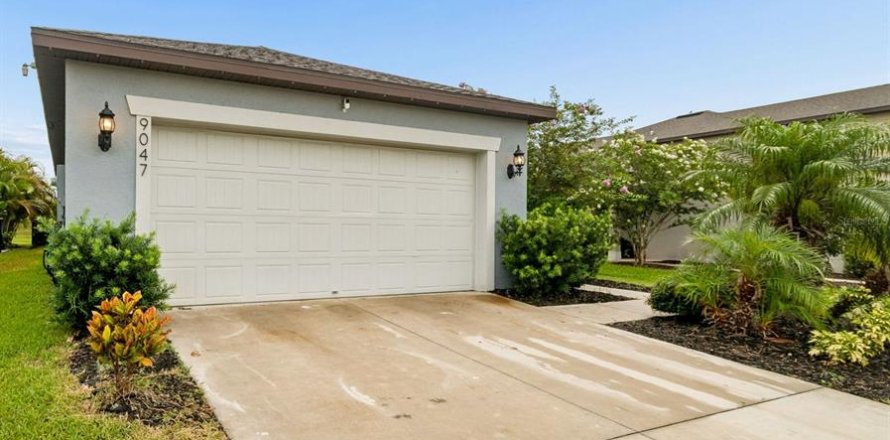 House in Parrish, Florida 4 bedrooms, 146.79 sq.m. № 2196027