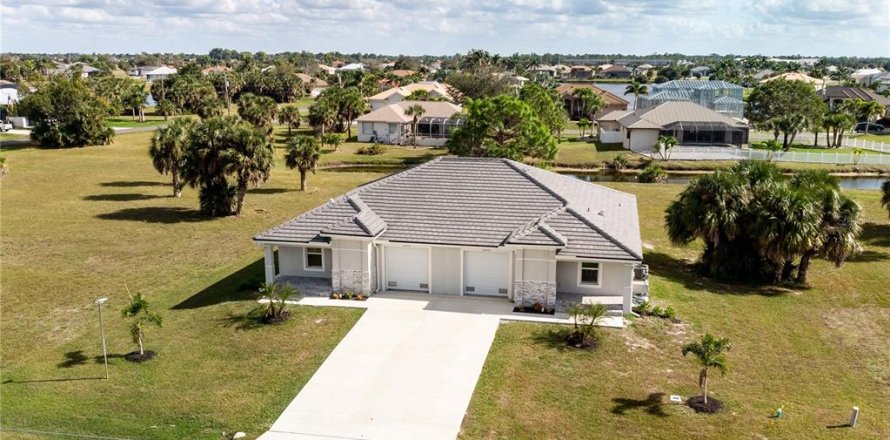 Propiedad comercial en Punta Gorda, Florida 6 dormitorios, 232.26 m2 № 2118706