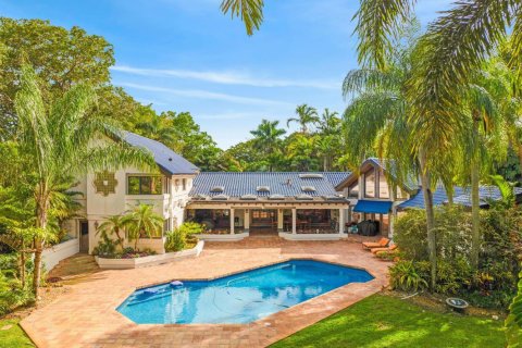 House in Hollywood, Florida 7 bedrooms, 508.18 sq.m. № 2193285