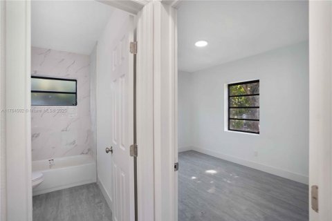 Casa en venta en Hialeah, Florida, 3 dormitorios, 75.53 m2 № 1731730 - foto 9