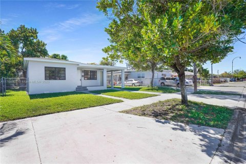 Casa en venta en Hialeah, Florida, 3 dormitorios, 75.53 m2 № 1731730 - foto 1
