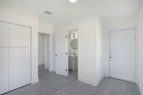 Casa en venta en Hialeah, Florida, 3 dormitorios, 75.53 m2 № 1731730 - foto 17