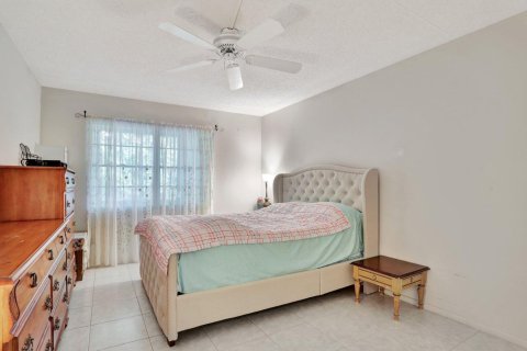 Condo in Deerfield Beach, Florida, 2 bedrooms № 2253867 - photo 12
