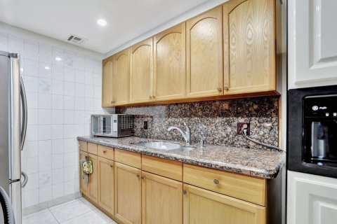 Condo in Deerfield Beach, Florida, 2 bedrooms № 2253867 - photo 9