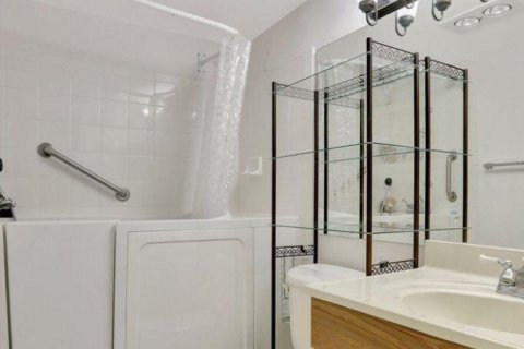 Condo in Deerfield Beach, Florida, 2 bedrooms № 2253867 - photo 17