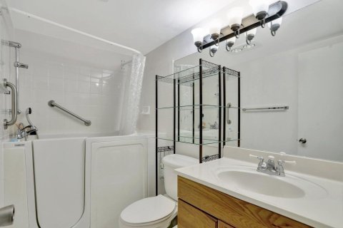 Condo in Deerfield Beach, Florida, 2 bedrooms № 2253867 - photo 16