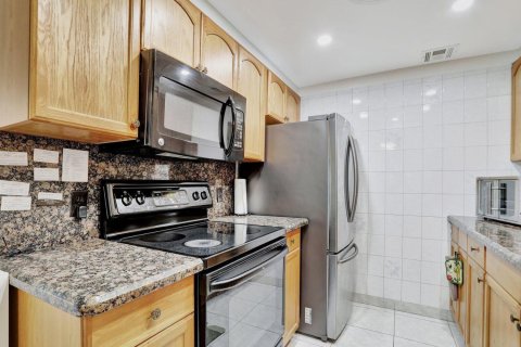 Condo in Deerfield Beach, Florida, 2 bedrooms № 2253867 - photo 10