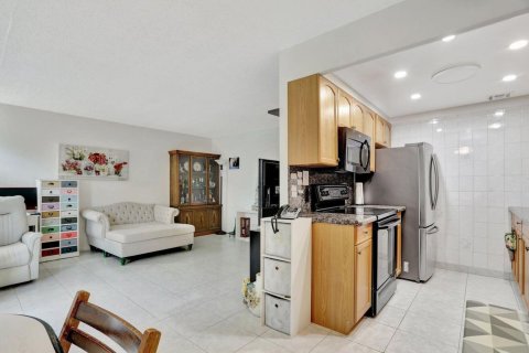 Condo in Deerfield Beach, Florida, 2 bedrooms № 2253867 - photo 7