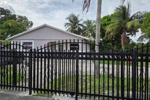 Дом в Майами, Флорида 5 спален, 140.38м2 № 2037308
