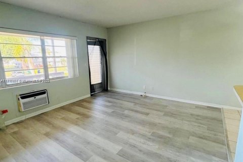 Condo in West Palm Beach, Florida, 1 bedroom № 2082516 - photo 4