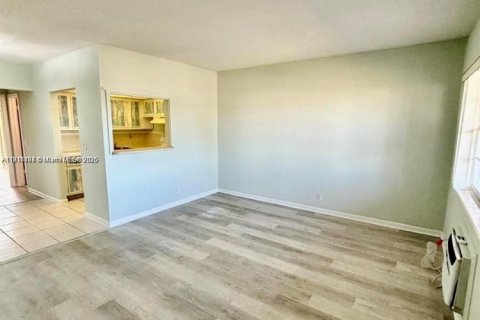 Condo in West Palm Beach, Florida, 1 bedroom № 2082516 - photo 2