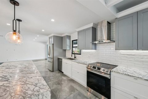 House in Sarasota, Florida 4 bedrooms, 288.37 sq.m. № 1905739 - photo 12