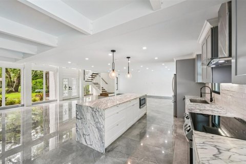 House in Sarasota, Florida 4 bedrooms, 288.37 sq.m. № 1905739 - photo 11