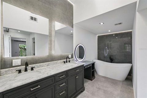 House in Sarasota, Florida 4 bedrooms, 288.37 sq.m. № 1905739 - photo 20