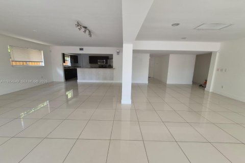House in Miami, Florida 3 bedrooms, 229.28 sq.m. № 2038252 - photo 6