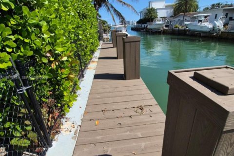 House in Miami, Florida 3 bedrooms, 229.28 sq.m. № 2038252