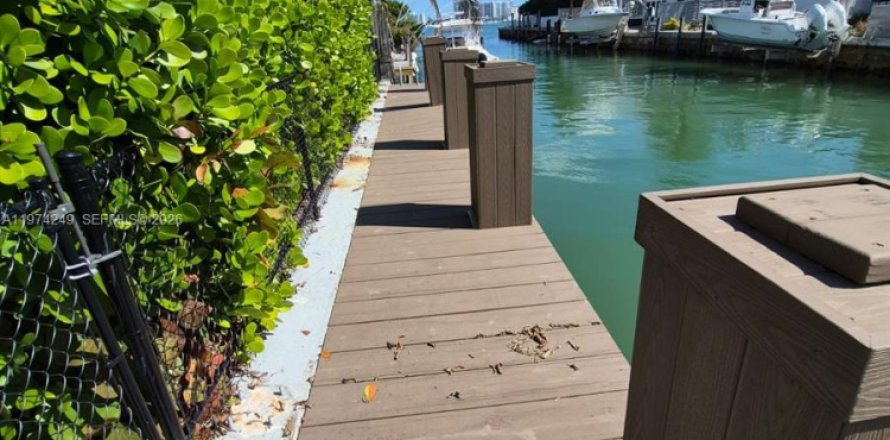 House in Miami, Florida 3 bedrooms, 229.28 sq.m. № 2038252