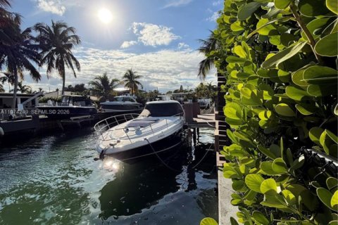 House in Miami, Florida 3 bedrooms, 229.28 sq.m. № 2038252 - photo 4