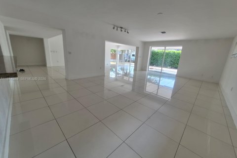 House in Miami, Florida 3 bedrooms, 229.28 sq.m. № 2038252 - photo 7
