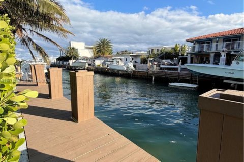 House in Miami, Florida 3 bedrooms, 229.28 sq.m. № 2038252 - photo 3