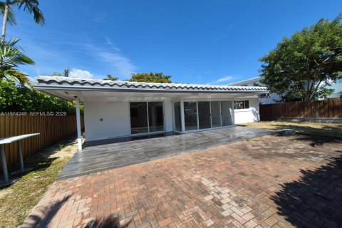 House in Miami, Florida 3 bedrooms, 229.28 sq.m. № 2038252 - photo 2