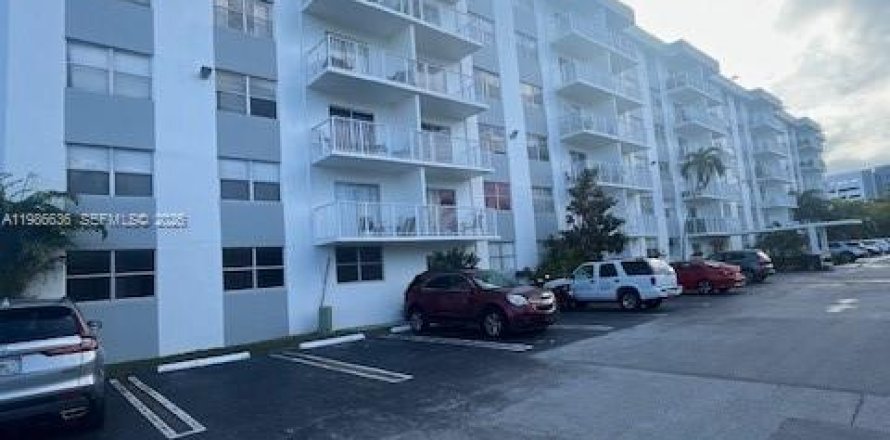 Кондоминиум с 1 спальней в Норт-Майами-Бич, Флорида № 2048390