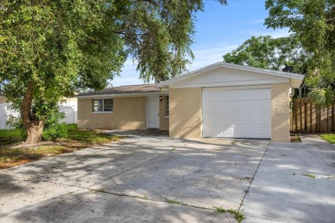 House in Holiday, Florida 4 bedrooms, 113.9 sq.m. № 1844956 - photo 1