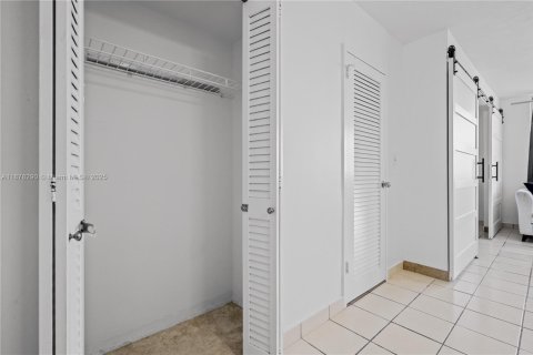 Copropriété à louer à Miami Beach, Floride: 1 chambre, 55.74 m2 № 1980943 - photo 13