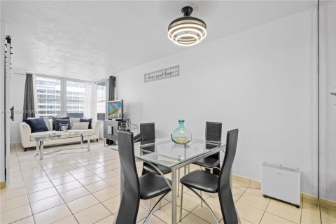 Copropriété à louer à Miami Beach, Floride: 1 chambre, 55.74 m2 № 1980943 - photo 5