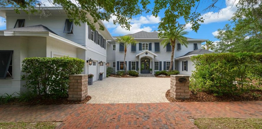 House in Gainesville, Florida 5 bedrooms, 474.36 sq.m. № 1760501