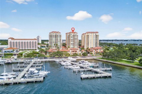 Condominio en Saint Petersburg, Florida, 2 dormitorios № 2103339