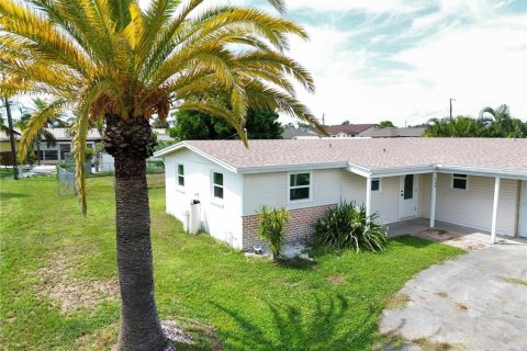 House in Port Charlotte, Florida 4 bedrooms, 120.59 sq.m. № 2367042
