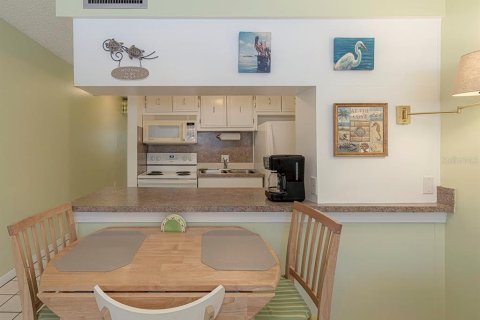 Condo in Saint Petersburg, Florida, 1 bedroom  № 2122182 - photo 13