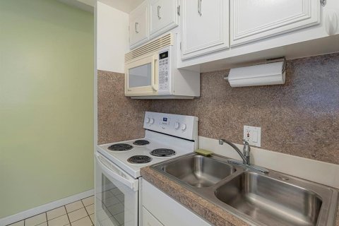 Condo in Saint Petersburg, Florida, 1 bedroom  № 2122182 - photo 16