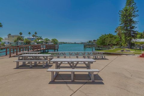 Condo in Saint Petersburg, Florida, 1 bedroom  № 2122182 - photo 29