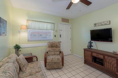 Condo in Saint Petersburg, Florida, 1 bedroom  № 2122182 - photo 9