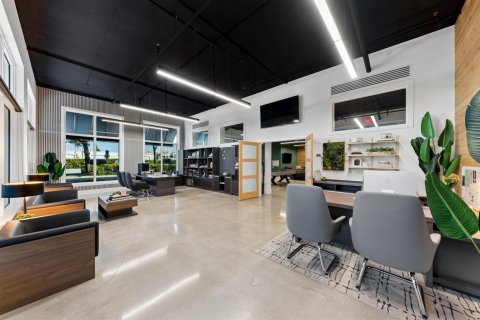 Commercial property in Lantana, Florida № 2187664 - photo 4