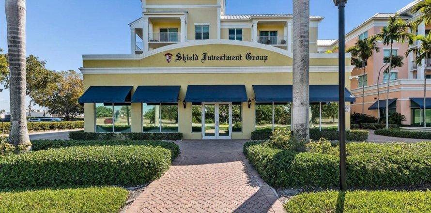 Commercial property in Lantana, Florida № 2187664