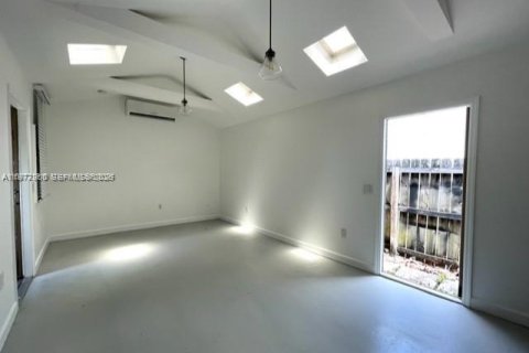 Commercial property in Miami, Florida 277.13 sq.m. № 2042549 - photo 12