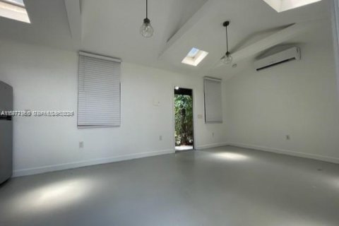 Commercial property in Miami, Florida 277.13 sq.m. № 2042549 - photo 11